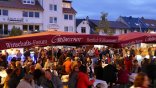 Menschen auf Weinfest