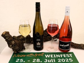 Gewinnerweine Weinpreis 2025 zwei Weinflaschen mit gefüllten Gläsern