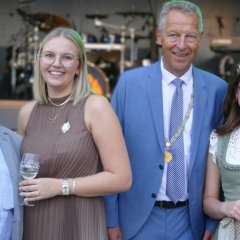 frisch gekrönt: Madeleine I. mit Bürgermeister und Erstem Beigeordneten