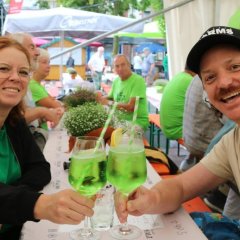 Gäste beim Geniessen des Jubiläumsdrinks