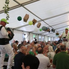Weinfest-Stimmung im Zelt