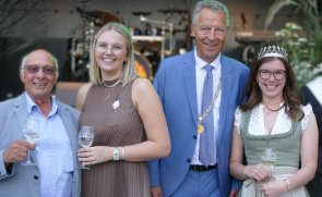 Am Krönungsabend der 74. Weingräfin Gekönte Weingräfin mit Bürgermeister und Erstem Beigeordneten