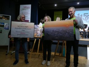 Gewinnerfoto Sonnenaufgang über Grünstadt, Personen Ziegler, Cambeis und Bürgermeister Wagner Gewinnerfoto Sonnenaufgang über Grünstadt, Personen Ziegler, Cambeis und Bürgermeister Wagner