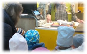 Kinder an der Briefwaage im Globus