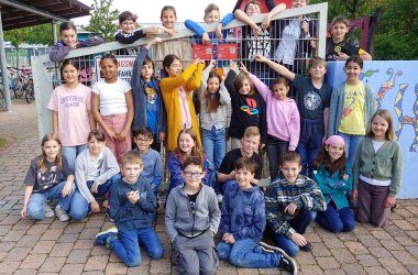 SchülerInnen und Lehrerin der Schule am Ritterstein auf dem Schulhof