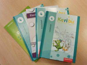 5 Schulbücher der vierten Klasse