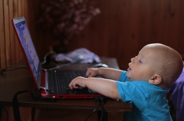 Symbolfoto Baby am Laptop