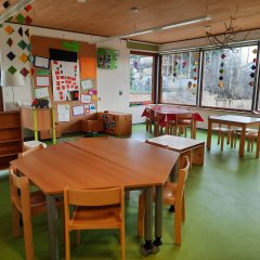 Raum "grüne Stammgruppe", Tisch im Vordergrund