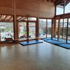 Turnhalle, im Hintergrund Außengelände