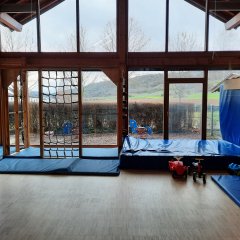 Turnhalle mit blauen Matten und Klettergerüst
