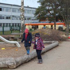 Kinder im Außengelände