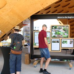 Stand auf der Buga mit Besuchern