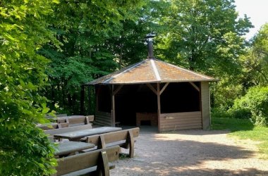 Grillhütte mit Bänken