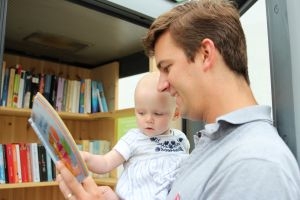 Bücherschrank Vater und Kind