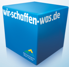Blauer Würfel mit Schrift "Wir schaffen was"