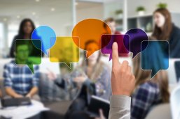 Symbolfoto Unternehmen im Gespräch, Menschen mit Sprechplasen Symbolfoto Unternehmen im Gespräch, Menschen mit Sprechplasen